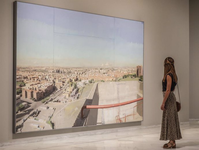 Una mujer observa una de las obras de la exposición 'Antonio López' inaugurada durante el día de hoy en la Fundación Bancaja, en Valencia, Comunidad Valenciana, (España), a 24 de septiembre de 2020. 