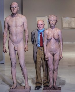 El pintor y escultor, Antonio López, posa al lado de una de sus obras de la exposición 'Antonio López' inaugurada durante el día de hoy en la Fundación Bancaja, en Valencia, Comunidad Valenciana, (España), a 24 de septiembre de 2020.