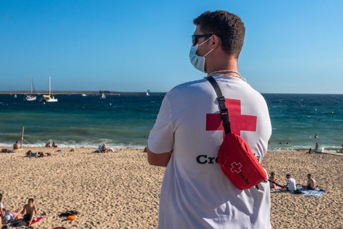 Pla mig d'un socorrista de la Creu Roja vigilant la platja de Palamós en una imatge d'arxiu.