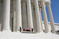 Abucheos a Trump en su visita al Tribunal Supremo para mostrar sus respetos a Ginsburg