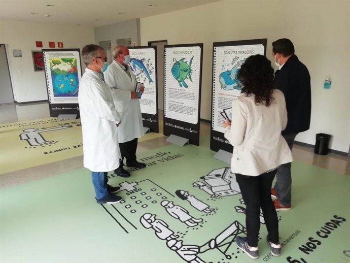 Visita a la exposición Los otros peces del río instalada en el vestíbulo del hospital de Estella