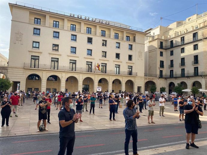 Protesta de bares y pubs ante el Ayuntamiento de Alicante