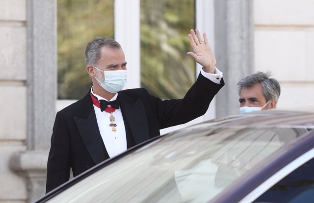Acompañado del presidente del Tribunal Supremo y del Consejo General del Poder Judicial (CGPJ), Carlos Lesmes (d), el Rey Felipe VI, saluda a su llegada al Palacio de Justicia, en Madrid (España), a 7 de septiembre de 2020.