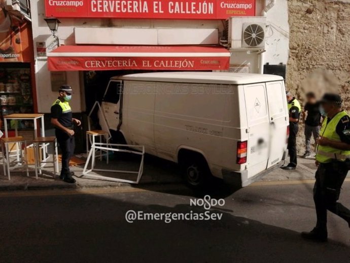 Una furgoneta se empotra contra un bar en Sevilla