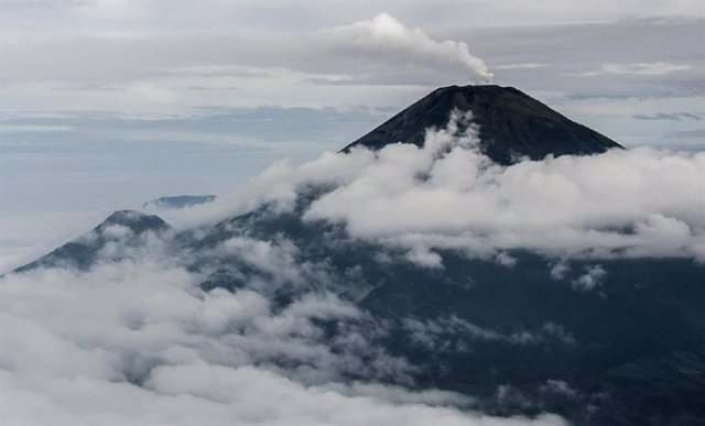 El monte Sumbing, un volcán del arco de islas en Java Central, en 2016