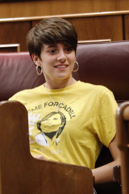 La diputada de ERC Marta Rosique con una camiseta amarilla con el nombre y la cara de Carme Forcadell durante una sesión plenaria en el Congreso de los Diputados, en Madrid (España), a 21 de julio de 2020. Durante el pleno, el Congreso debate y vota, pa