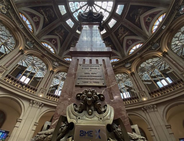 Columna central en el interior del Palacio de la Bolsa de Madrid (España).
