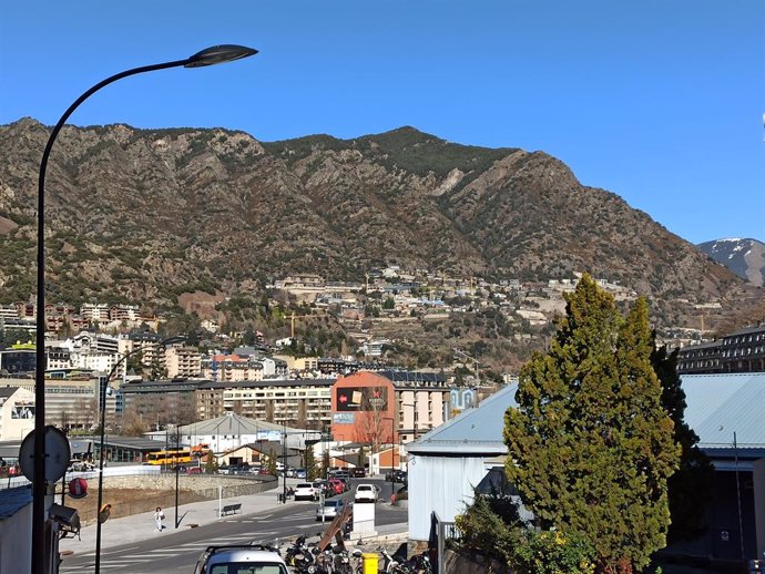 Vista del centre d'Andorra la Vella des de la zona industrial d'Encorcers.