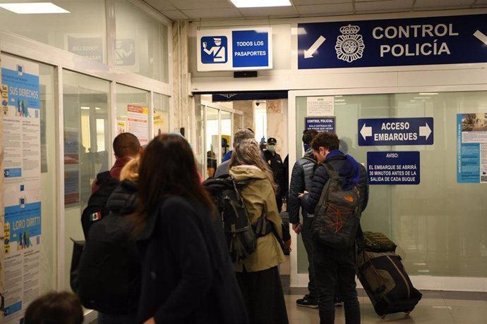 Cientos de turistas procedentes en su mayoría de Marruecos esperan para embarcar en los barcos que se han habilitado tras decretarse la prohibición de entrar o salir desde Ceuta y desde Algeciras por el coronavirus, En el control fronterizo de Ceuta (Es