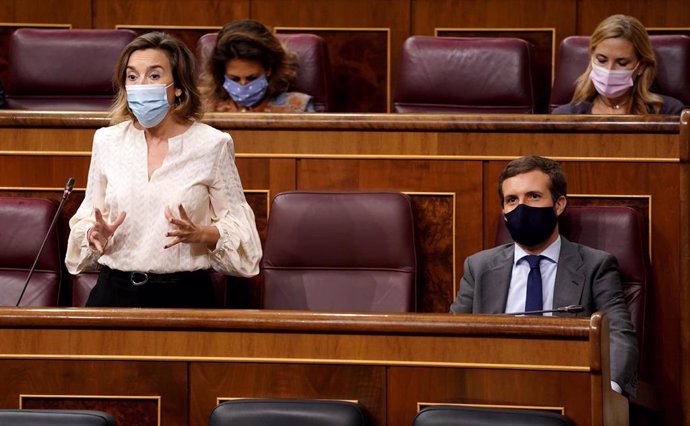 La portavoz del PP en el Congreso de los Diputados, Cuca Gamarra,  y el líder del PP, Pablo Casado, en la sesión de control del Congreso. En Madrid (España), a 23 de septiembre de 2020.