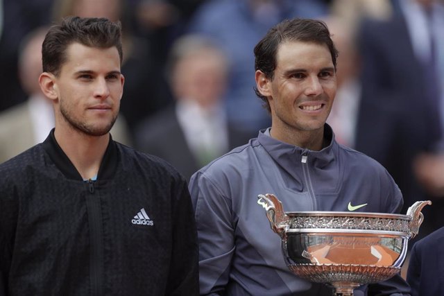 Rafa Nadal junto a Dominic Thiem tras la final de Roland Garros 2019