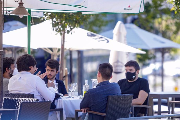 Clientes en una terraza de un bar, en Madrid (España), a 7 de septiembre de 2020.