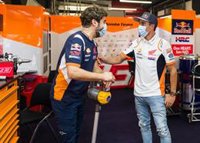Marc Márquez realiza una breve visita al 'paddock' de Montmeló