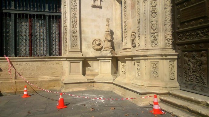Imagen de la Cruz de la Inquisición del arquillo del Ayuntamiento de Sevilla tras ser vandalizada