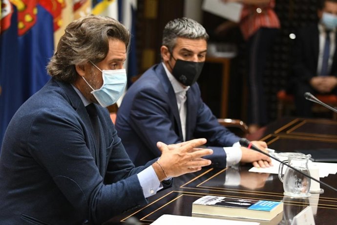 El presidente del Parlamento de Canarias, Gustavo Matos, junto al diputado Narvay Quintero (CC-AHI) en un foro europeo