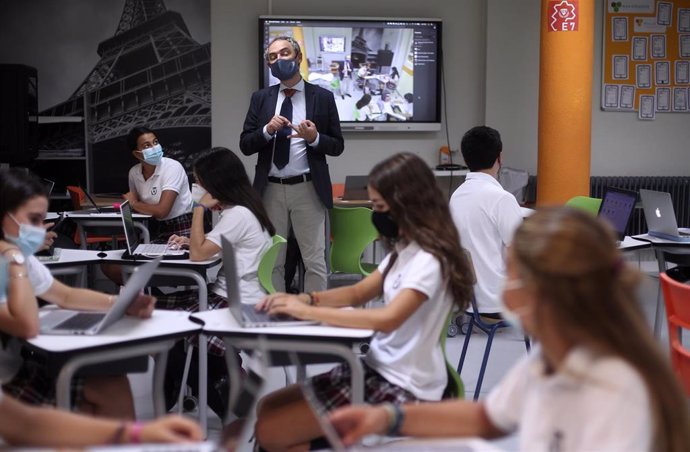 El profesor de Matemáticas de 4 de la ESO, Alejandro Díaz, durante una clase impartida en el colegio SEK Ciudalcampo, en San Sebastián de los Reyes, Madrid (España), a 18 de septiembre de 2020. El Colegio internacional y privado SEK Ciudalcampo es uno 