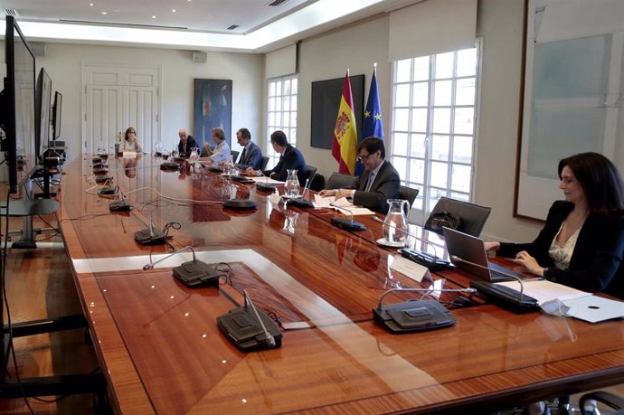 El presidente del gobierno, Pedro Sánchez (2i), se reúne con los miembros del Comité Científico-Técnico Covid-19 para conocer las conclusiones del Estudio Nacional de sero-epidemiología, en Madrid (España), a 6 de julio de 2020.