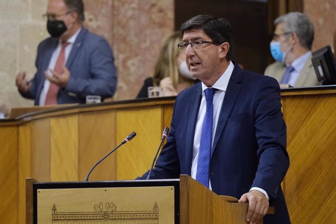 El vicepresidente de la Junta y consejero de Turismo, Regeneración, Justicia y Administración Local, Juan Marín, en el Pleno del Parlamento andaluz.