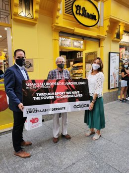 La consejera de Servicios Públicos y Movilidad, Natalia Chueca, director general de Martín Martín, José Antonio Domingo; y el director de marketing de El Rincón, Francisco Rodríguez,  han entregado los premios del reto "Zaragoza Camina"