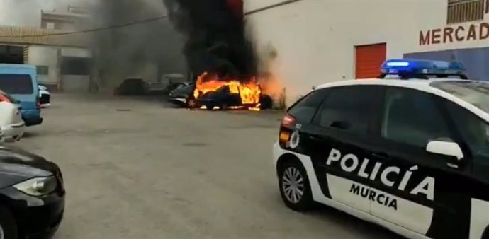 Arden tres vehículos estacionados junto a un supermercado en la pedanía murciana de El Palmar