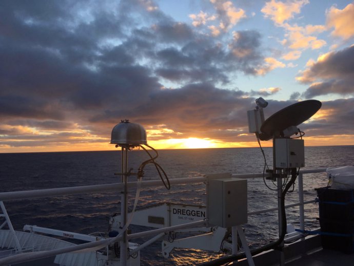 Filtrado de muestras de aerosol analizó el aire en un  buque científico navegando en el Océano Austral