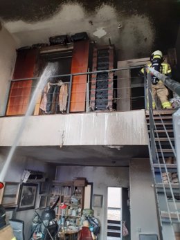 Bomberos del Ayuntamento de Leganés y efectivos del SUMMA 112 intervienen en un incendio en Leganés.