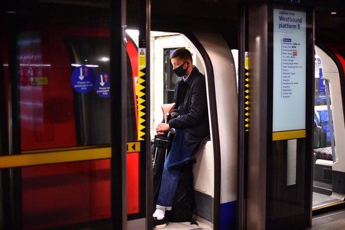 Un home amb mascarilla en  l'metro de Londres