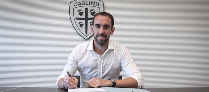 Diego Godín firma su contrato como nuevo jugador del Cagliari