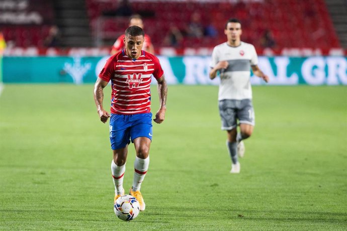 Darwin Machís conduce la pelota durante el Granada-Lokomotiv Tbilisi de la Liga Europa