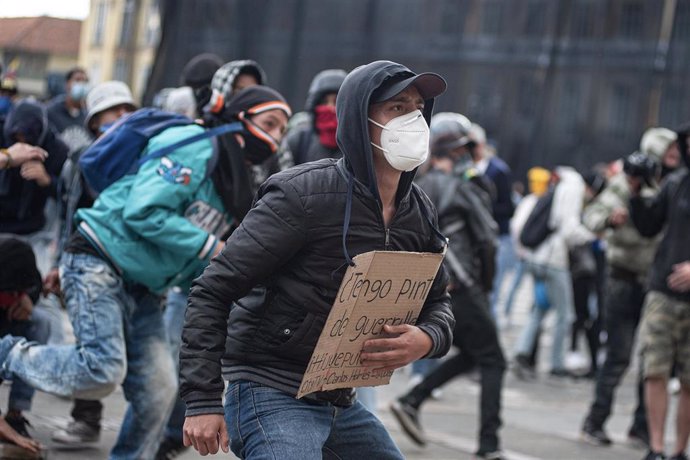 Manifestantes protestan en las calles de Colombia. 