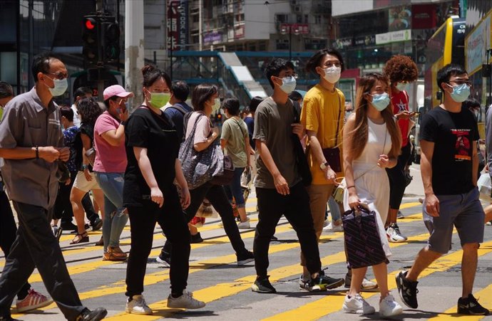 Un grupo de personas camina por una de las calles del centro de Hong Kong.