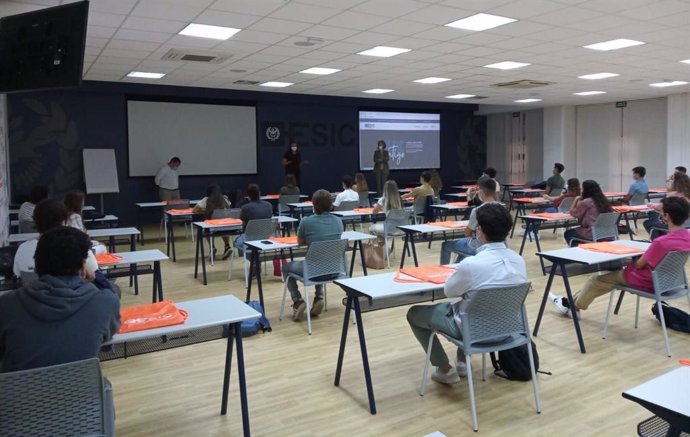 Clase inicio de curso en área universitaria