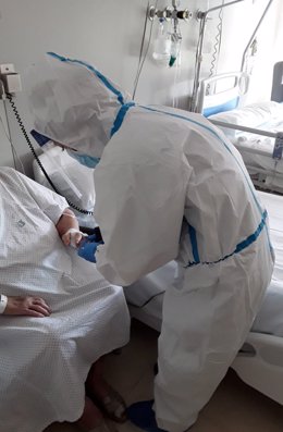 Un metge de l'Hospital Universitari Santa Maria de Lleida, atenent una pacient amb la covid-19, en una imatge d'arxiu. (Vertical)