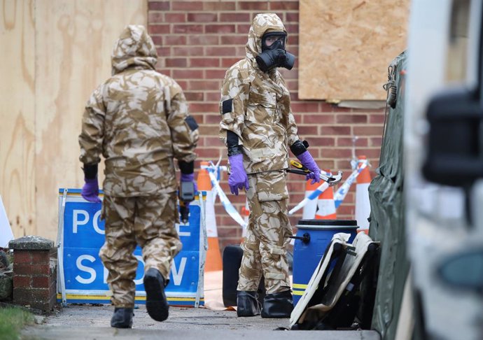 Militars amb vestit protector on va ser enverinat l'exespia Serguei Skripal a Salisbury (Regne Unit)
