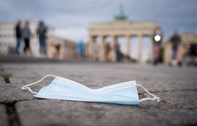 Una mascarilla abandonada ante la Puerta de Brandenburgo, en Berlín