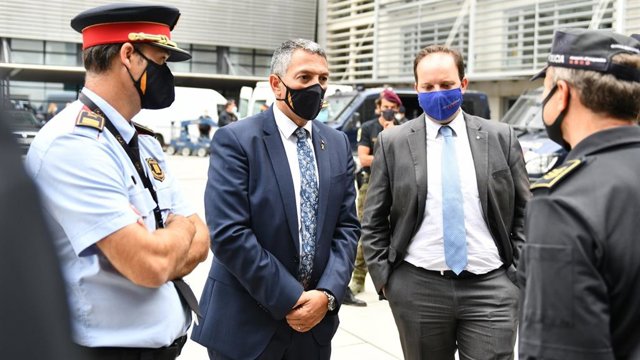 El nuevo conseller de Interior, Miquel Sàmper, durante su primera visita al complejo central de Mossos en Sabadell (Barcelona), junto al comisario jefe del cuerpo, Eduard Sallent, y el director general de Mossos, Pere Ferrer. El 8 de septiembre de 2020.