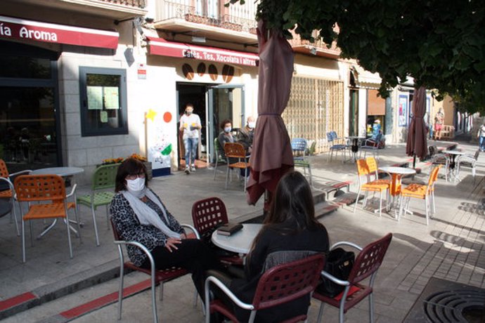 Pla general de diverses persones assegudes en una terrassa de bar del passeig Deu d'Abril de Puigcerd on es veuen les taules separades. Imatge del 23 de setembre de 2020 (Horitzontal).