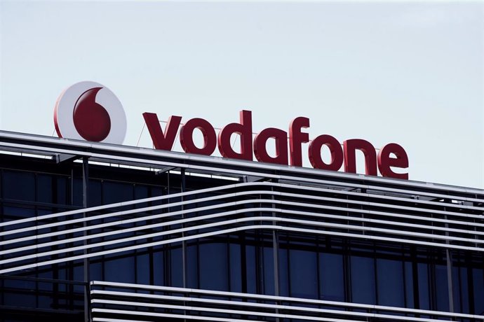 Logo de Vodafone en el edificio de la compañía en Madrid