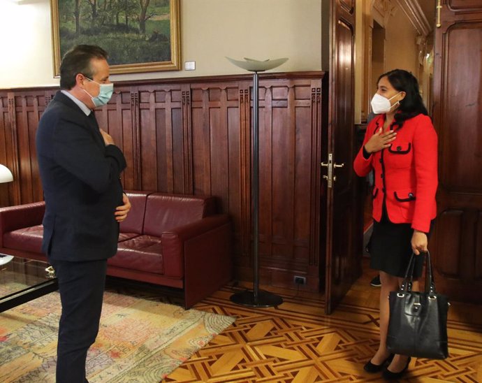 El presidente de la Junta General, Marcelino Marcos, recibe a la consul general de Cuba.