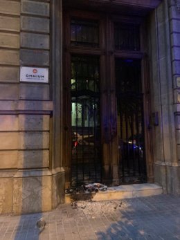 mnium Cultural denuncia davant els Mossos un altre atac a la porta de la seva seu a Barcelona