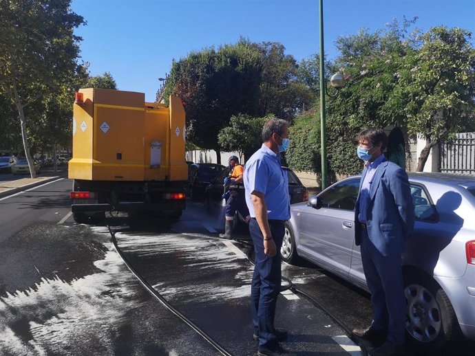 Sevilla.- Ayuntamiento sigue con la desinfección por la pandemia en el entorno de los colegios y otras zonas sensibles 