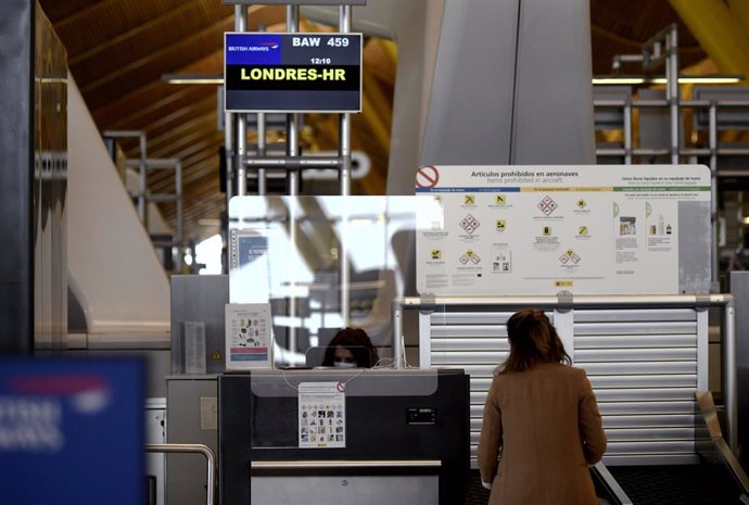 Ventanilla de facturación para un vuelo con destino Londres, en la terminal T4 del Aeropuerto de Madrid-Barajas Adolfo Suárez, en Madrid (España), a 27 de julio de 2020.  