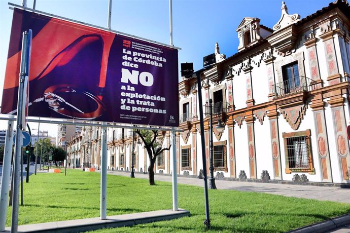 Cartel de 'La provincia de Córdoba dice no a la la explotación y la trata de personas' en las afueras de la Diputación