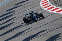 Bottas empieza al frente, Hamilton se lo toma con calma y Sainz arranca con percance