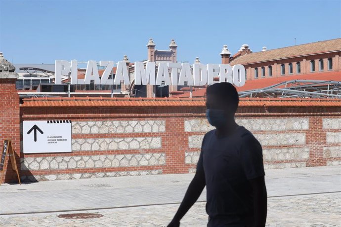 Un hombre pasea por Matadero Madrid, que vuelve a abrir sus puertas hoy con todas las medidas higiénico-sanitarias actualmente vigentes tanto para el público como para los trabajadores del centro. En Madrid (España) a 15 de junio de 2020.