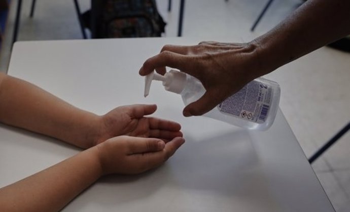 Desinfecció de mans en un collegi (arxiu)