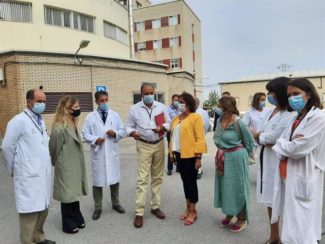 Catalina García (centro), en una visita a una hospital andaluz, en una imagen de archivo