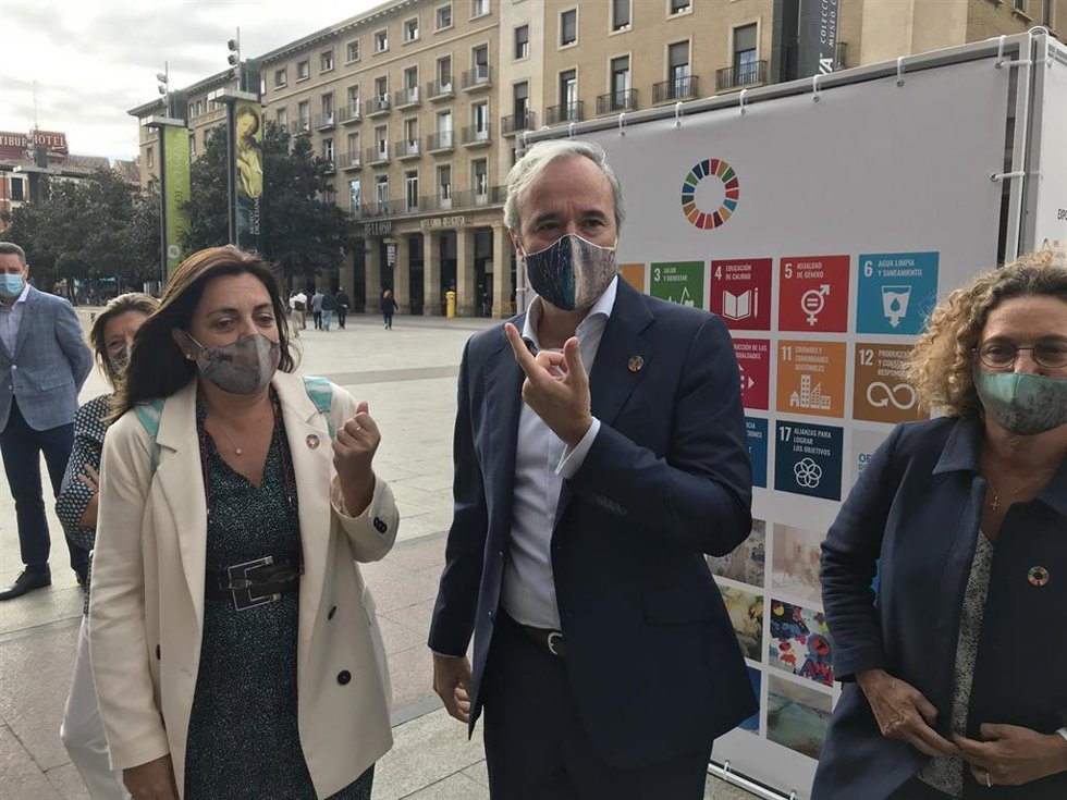 El alcalde de Zaragoza, Jorge Azcón; la presidenta de la Asociacion Armazón y comisaria de la exposición, Margarita Asuar; y la consejera municipal de Infraestructuras y Medio Ambiente, Particia Cavero, en la inauguración de "Armazón"