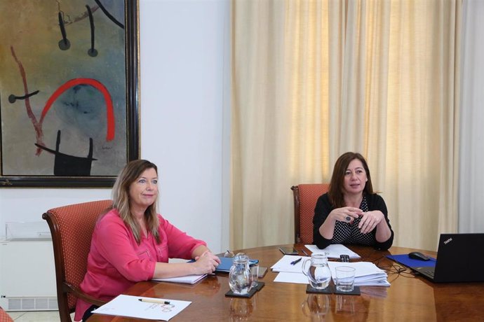 La presidenta del Govern, Francina Armengol, acompañada por la consellera de Salud y Consumo, Patricia Gómez.