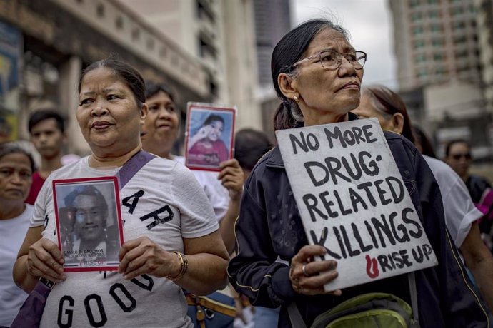 Familiares de víctimas de la 'guerra contra las drogas' de Duterte en Fipinas durante una protesta